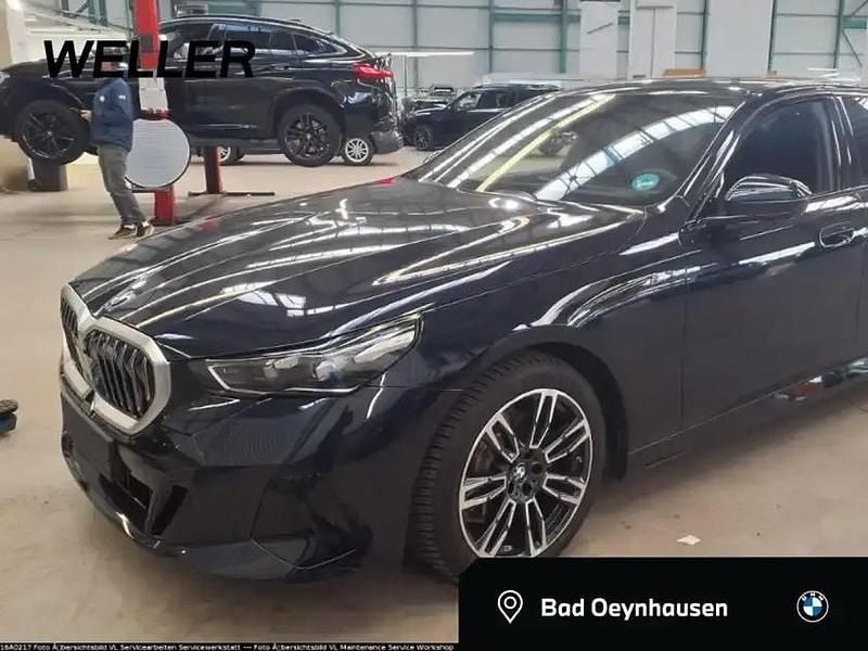 Carbonschwarz (schwarz) Gebraucht 2025 BMW 520 M Sport Limousine | 52.800 € (Superpreis) - Bild 1/4