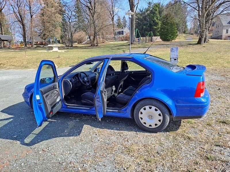 Second-hand VW Bora 115 CP (84 kW) 2001 Albastru Berlinǎ