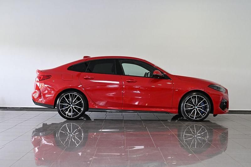 Gebraucht BMW 218 Shadowline 136 PS (100 kW) 2024 Melbourne rot metallic Limousine