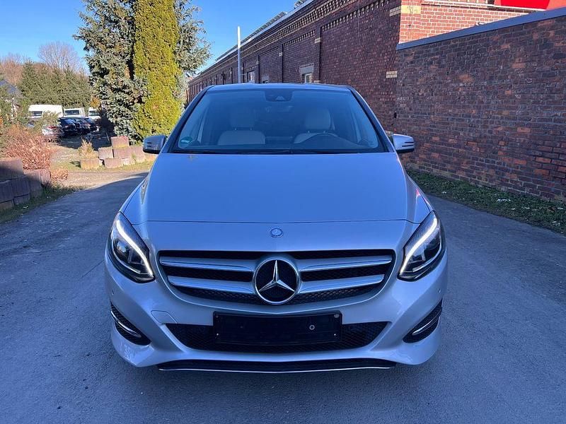 Gebraucht Mercedes B200 156 PS (114 kW) 2015 Silber Van / Kleinbus