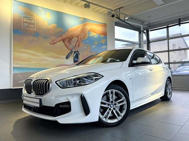 Alpinweiss iii Gebraucht 2021 BMW 120 M Sport Kleinwagen | 25.320 € (Fairer Preis) - Bild 1/2