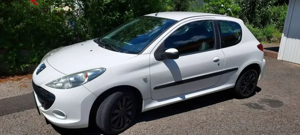 Gebraucht Peugeot 206 68 PS (50 kW) 2012 Weiß Limousine