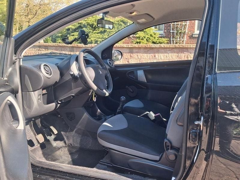 Gebraucht Peugeot 107 Access 68 PS (50 kW) 2013 Schwarz Kleinwagen