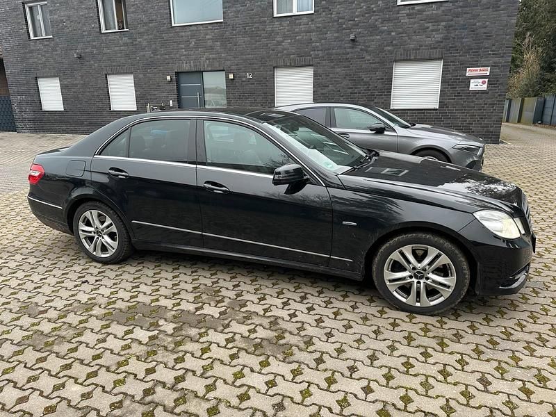 Gebraucht Mercedes E350 265 PS (194 kW) 2011 Schwarz Limousine