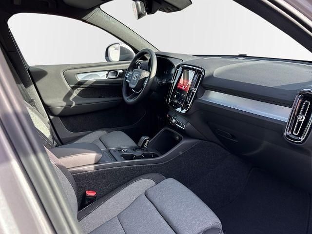 Neu Volvo XC40 Core 163 PS (119 kW) 2025 Metallic (silber SUV