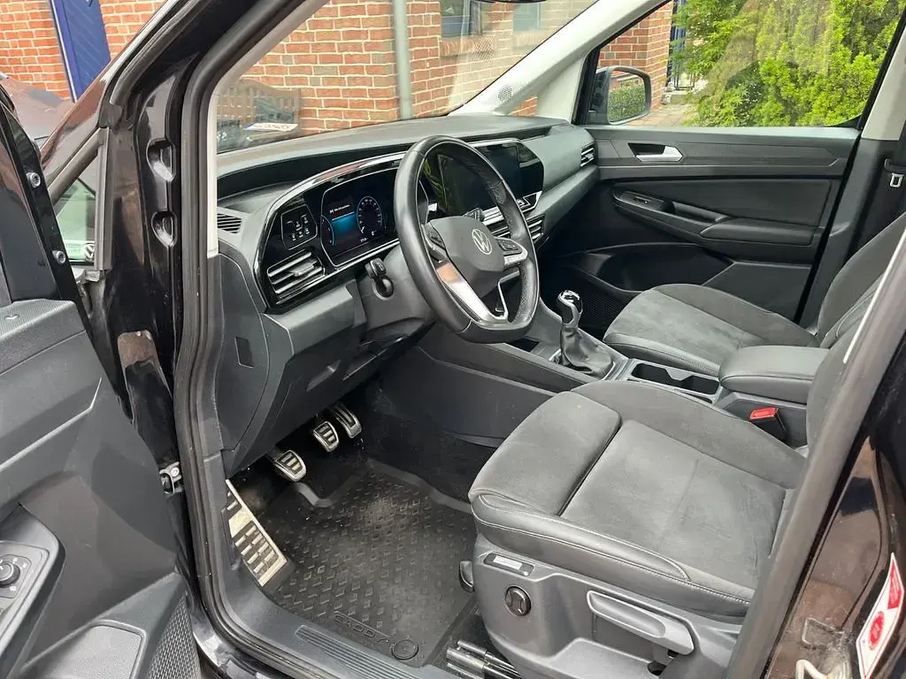 Gebraucht VW Caddy Maxi Style 122 PS (89 kW) 2022 Deep black perleffekt Van / Kleinbus