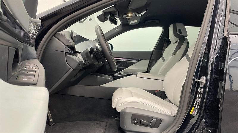 Gebraucht BMW 550e Comfort Edition 490 PS (360 kW) 2025 Carbonschwarz metallic Limousine