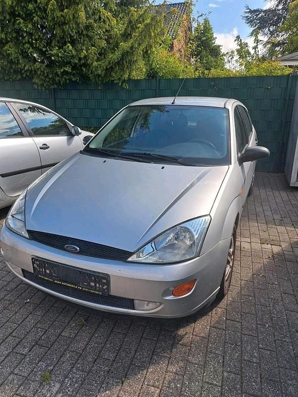 Grau Gebraucht 2000 Ford Focus Limousine | 800 € (Guter Preis) - Bild 1/4