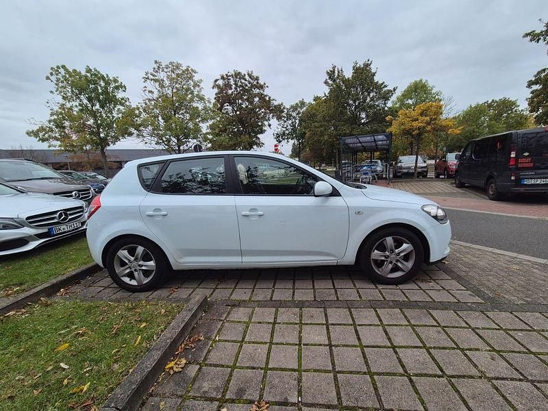 Weiß Gebraucht 2012 Kia Ceed DREAM-TEAM Edition Limousine | 4.750 € (Guter Preis) - Bild 1/4