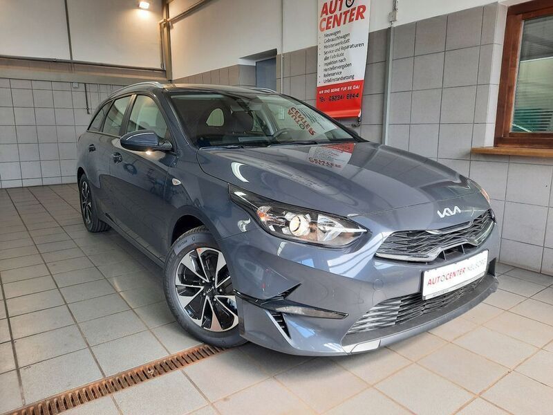 Penta grau met Neu 2024 Kia Ceed Sportswagon Kombi | 22.600 € (Guter Preis) - Bild 1/4