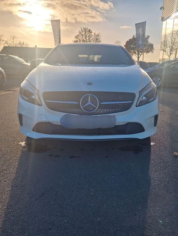 Weiß Gebraucht 2017 Mercedes A180 Edition Limousine | 17.000 € (Fairer Preis) - Bild 1/4