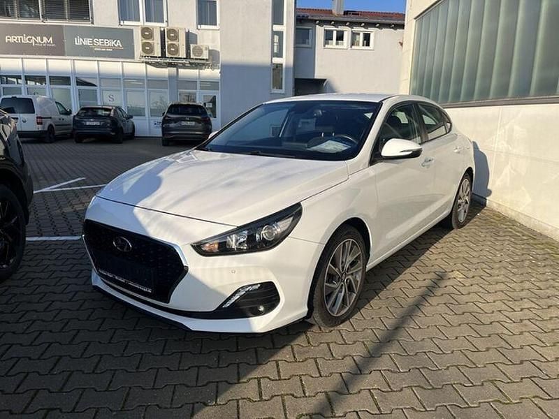 Weiß Gebraucht 2019 Hyundai i30 Style Limousine | 16.790 € (Fairer Preis) - Bild 1/4