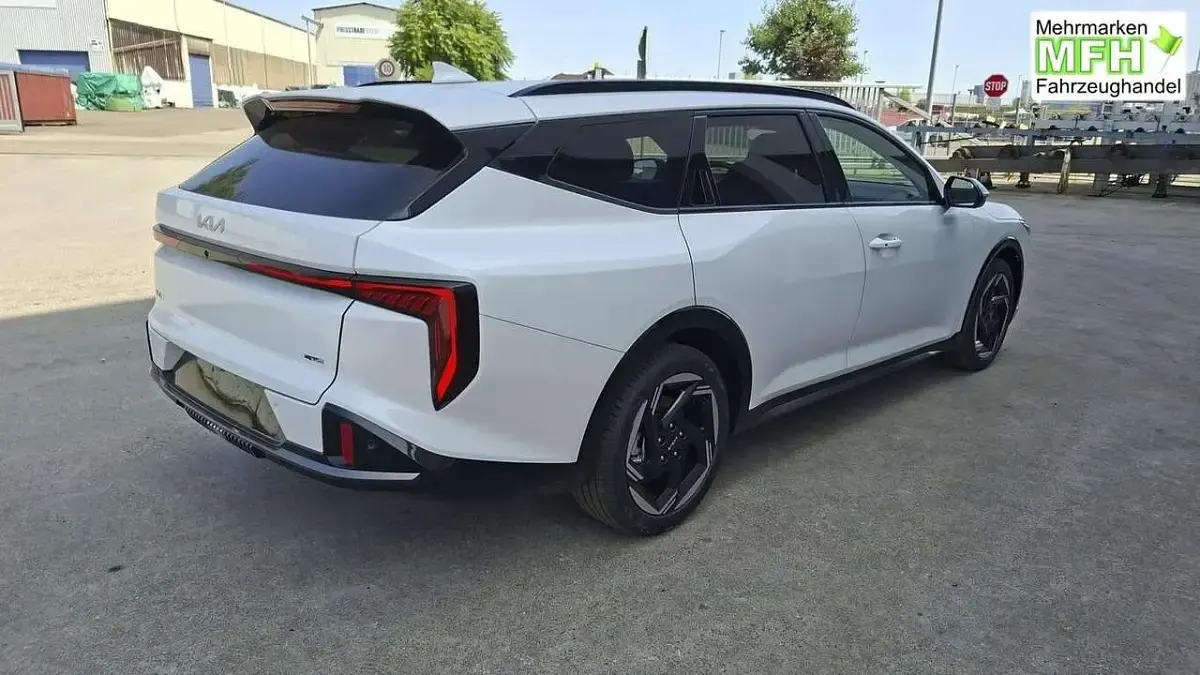 Neu Kia K4 150 PS (110 kW) 2026 Snow white pearl Kombi