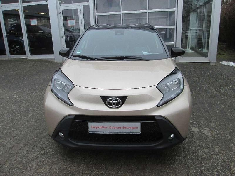 Gebraucht Toyota Aygo X Pulse 72 PS (52 kW) 2022 Ginger beige metallic/ night sky black SUV