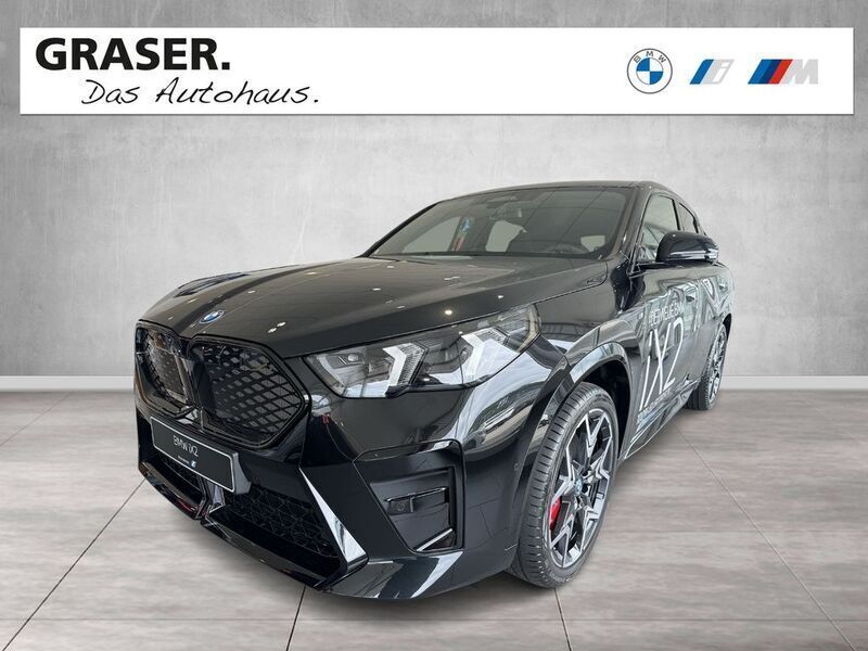 Schwarz (black sapphire metallic) Gebraucht 2024 BMW iX2 M Sport SUV | 63.900 € (Teuer) - Bild 1/4
