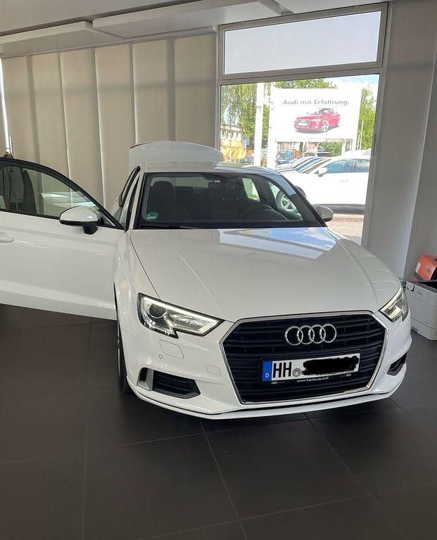 Weiß Gebraucht 2019 Audi A3 Sport Limousine | 18.350 € (Fairer Preis) - Bild 1/4