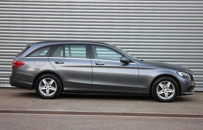 Grau Gebraucht 2018 Mercedes C220 Limousine | 15.600 € (Etwas zu teuer) - Bild 1/4