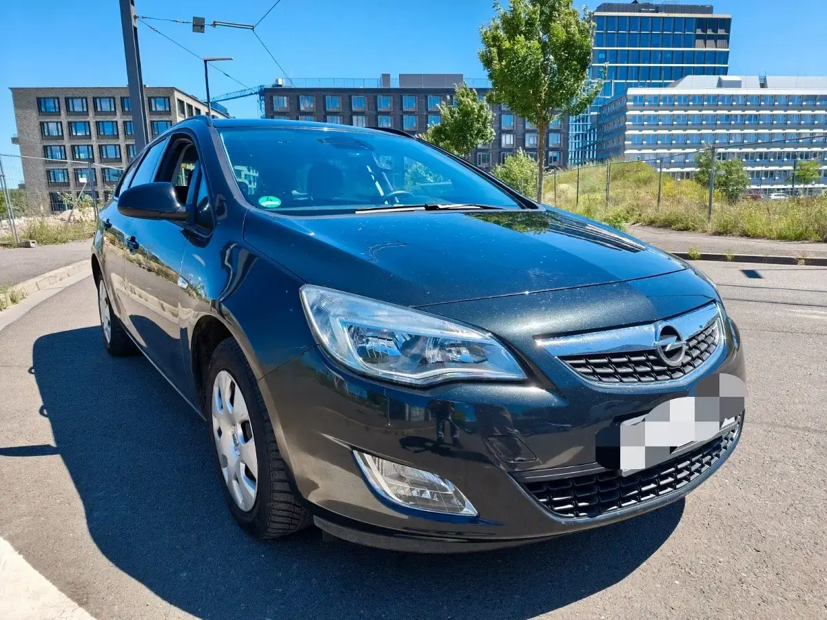 Gebraucht Opel Astra Edition 116 PS (85 kW) 2011 Schwarz Kombi