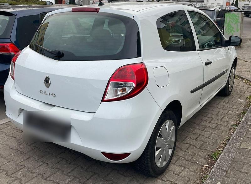 Gebraucht Renault Clio II 75 PS (55 kW) 2011 Weiß Limousine