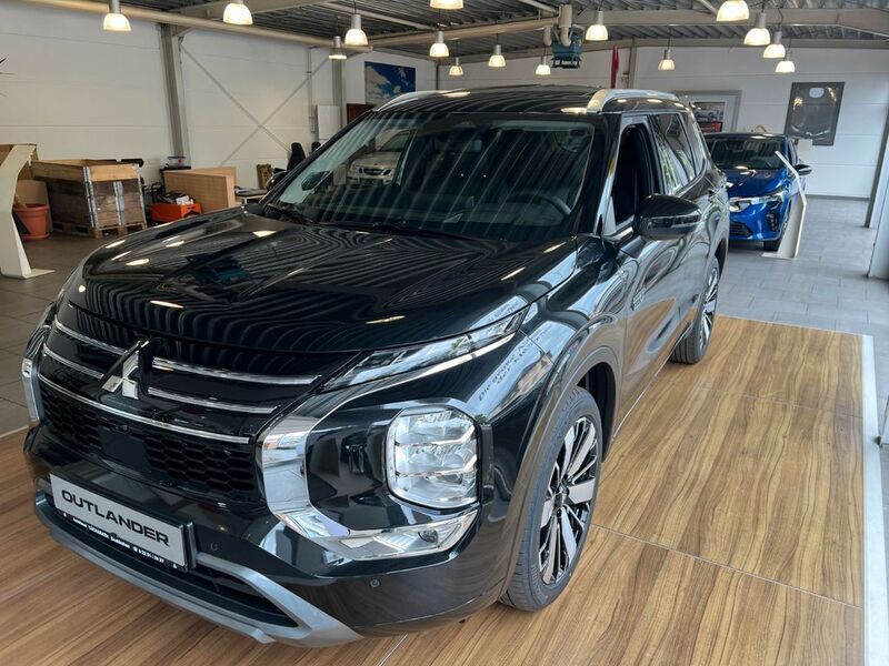 Schwarz Neu 2025 Mitsubishi Outlander P-HEV Top SUV | 55.490 € - Bild 1/4