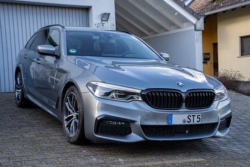 Grau Gebraucht 2019 BMW 530 M Sport Kombi | 26.990 € - Bild 1/4