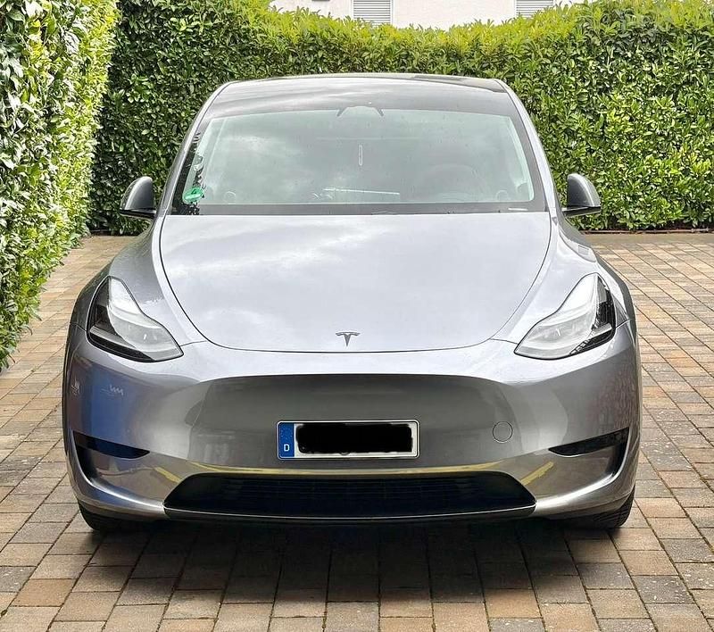 Silber Gebraucht 2023 Tesla Model Y Standard Range SUV | 38.500 € (Etwas zu teuer) - Bild 1/4