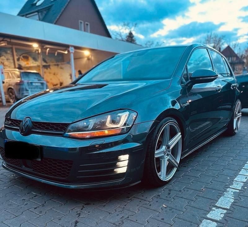 Grau Gebraucht 2016 VW Golf VII GTD Limousine | 14.999 € - Bild 1/4
