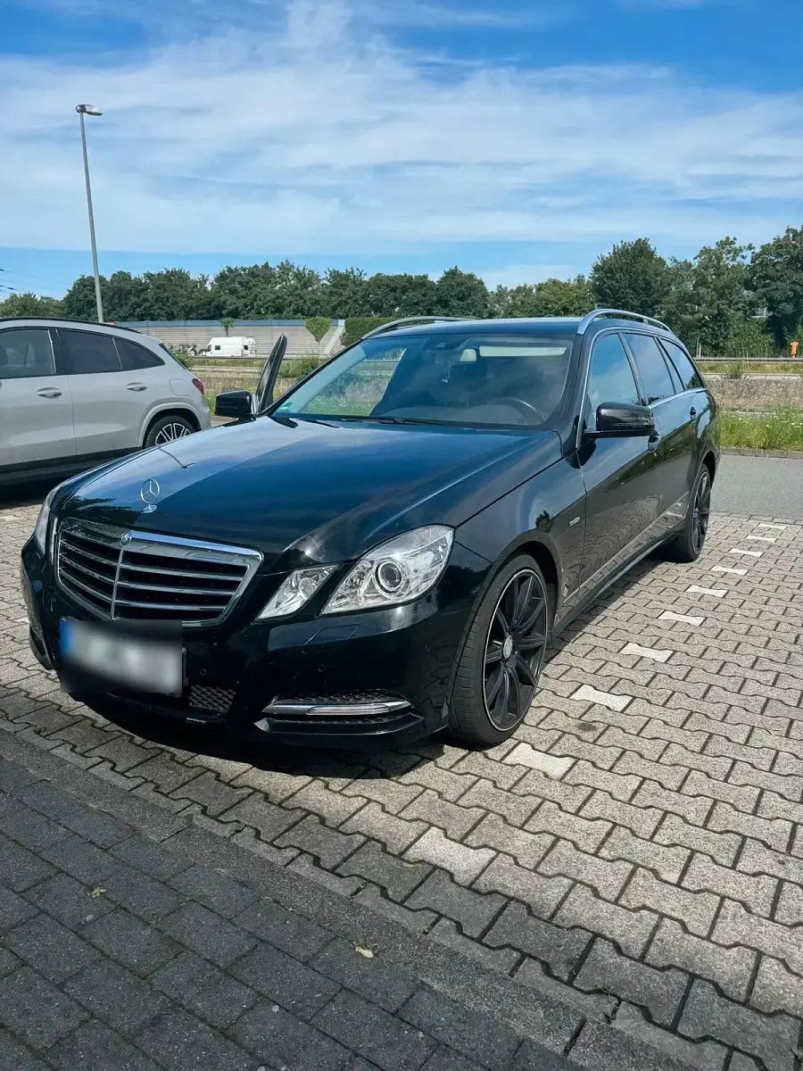 Gebraucht Mercedes E220 Avantgarde 170 PS (125 kW) 2011 Schwarz Kombi