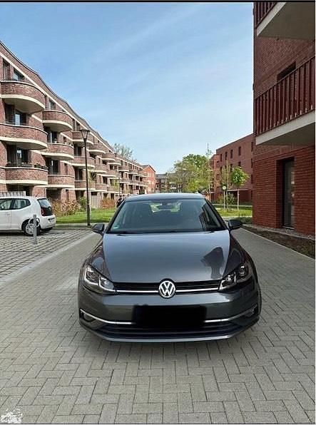 Grau Gebraucht 2017 VW Golf VII Limousine | 13.700 € (Etwas zu teuer) - Bild 1/4