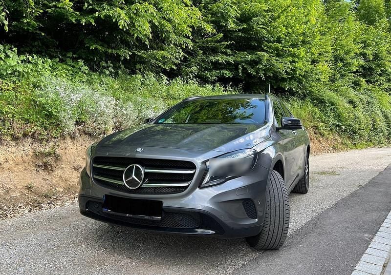 Grau Gebraucht 2016 Mercedes GLA200 SUV | 19.900 € (Etwas zu teuer) - Bild 1/4