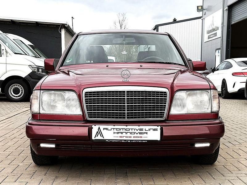 Gebraucht Mercedes E220 150 PS (110 kW) 1994 Rot Limousine