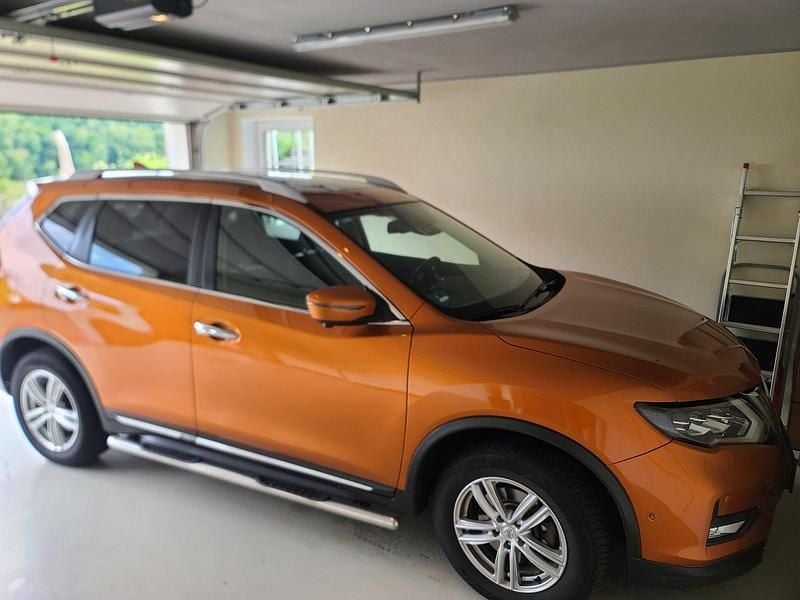 Orange Gebraucht 2017 Nissan X-Trail Tekna SUV | 13.950 € (Guter Preis) - Bild 1/4