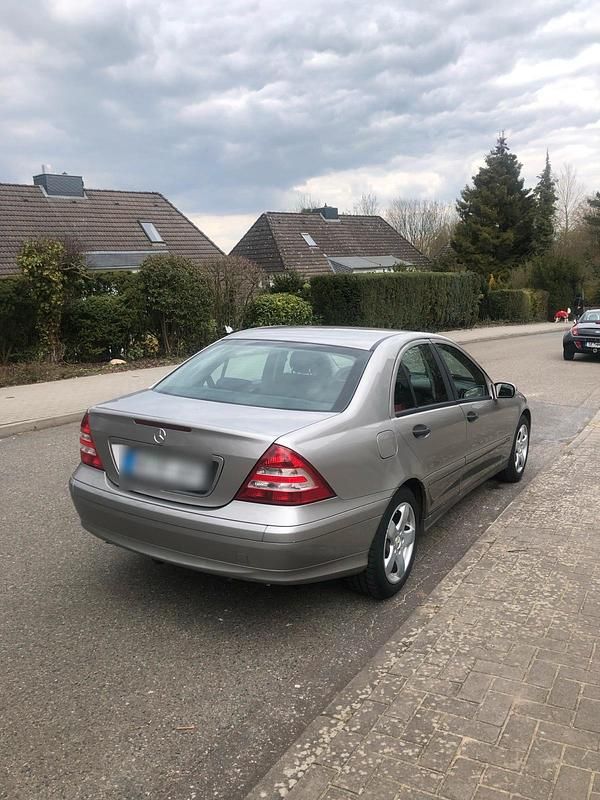 Gold Gebraucht 2004 Mercedes C200 Limousine | 2.500 € (Fairer Preis) - Bild 1/4