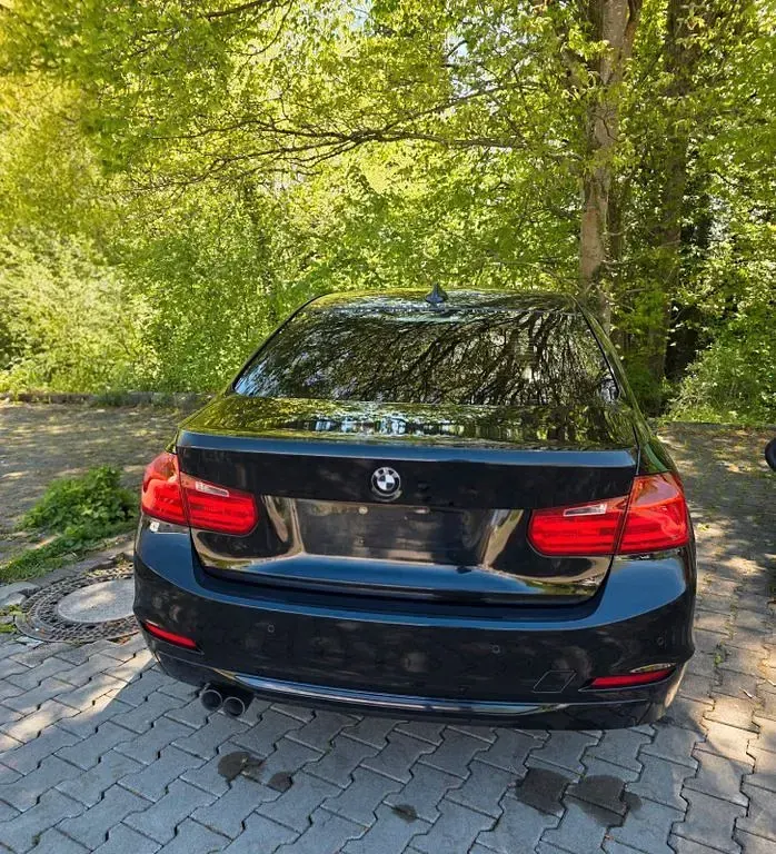 Gebraucht BMW 330 Sport Line 258 PS (189 kW) 2014 Schwarz Limousine