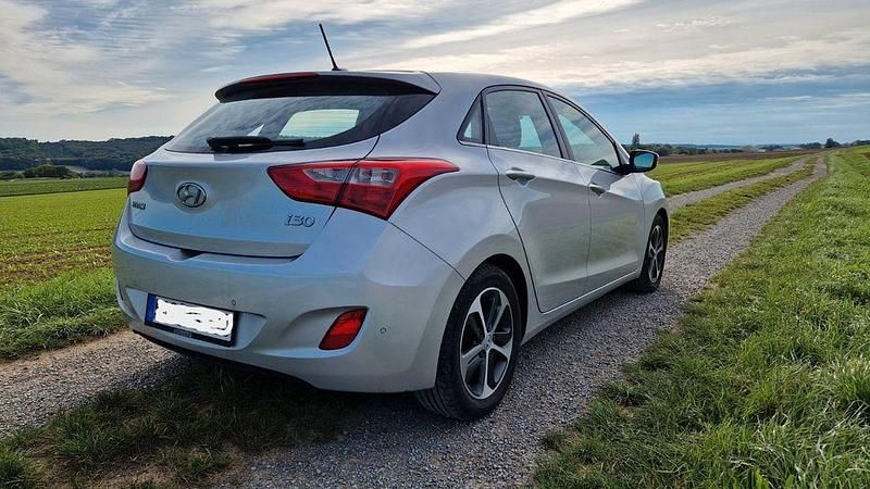 Gebraucht Hyundai i30 Trend 110 PS (80 kW) 2015 Silber Limousine
