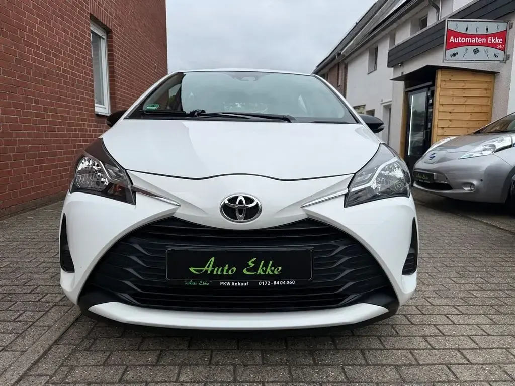 Gebraucht Toyota Yaris Edition 69 PS (50 kW) 2017 Weiß Limousine