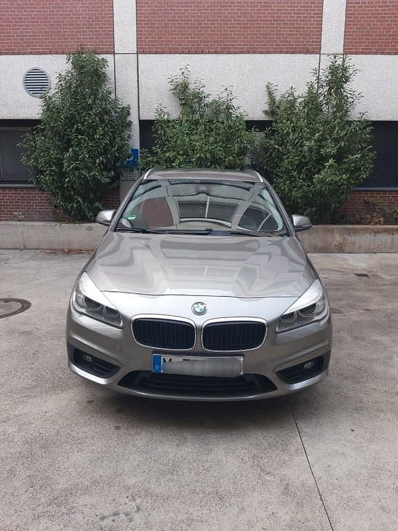 Gebraucht 2015 BMW 218 Active Tourer Sport Line Van / Kleinbus | 14.299 € (Fairer Preis) - Bild 1/4