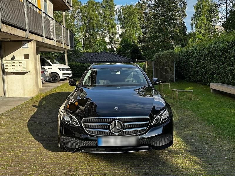 Schwarz Gebraucht 2020 Mercedes E220 Kombi | 30.000 € (Guter Preis) - Bild 1/4