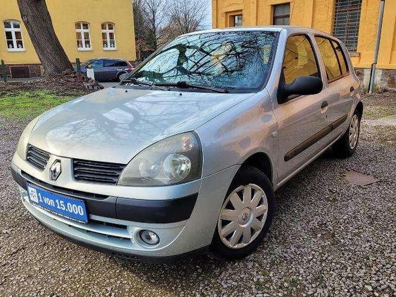 Polargrau metallic Gebraucht 2004 Renault Clio II Limousine | 3.490 € (Teuer) - Bild 1/4