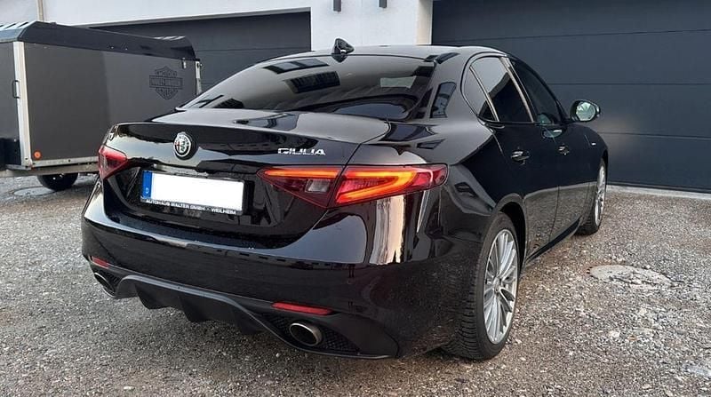 Schwarz Gebraucht 2018 Alfa Romeo Giulia Veloce Limousine | 25.500 € (Fairer Preis) - Bild 1/4