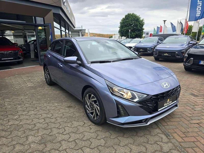 Neu Hyundai i20 Trend 101 PS (74 kW) 2025 Meta blue / mic Limousine
