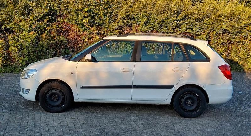 Weiß Gebraucht 2011 Skoda Fabia Ambiente Kombi | 4.100 € (Fairer Preis) - Bild 1/4