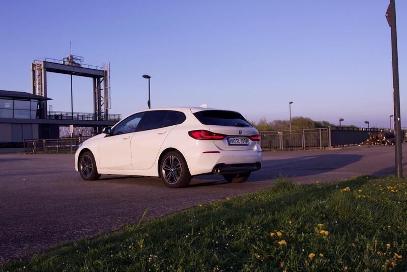 Weiß Gebraucht 2021 BMW 118 Sport Line Kleinwagen | 17.999 € (Superpreis) - Bild 1/4