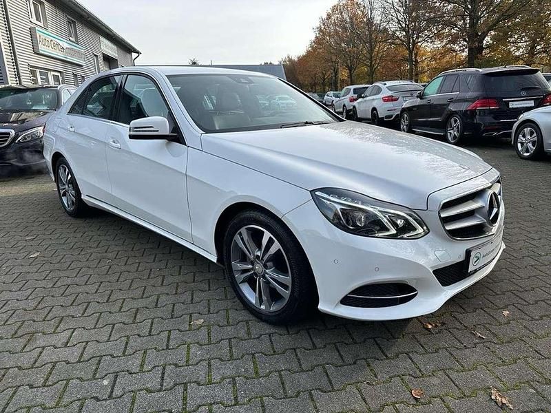 Weiß Gebraucht 2015 Mercedes E200 Avantgarde Limousine | 16.900 € (Teuer) - Bild 1/4