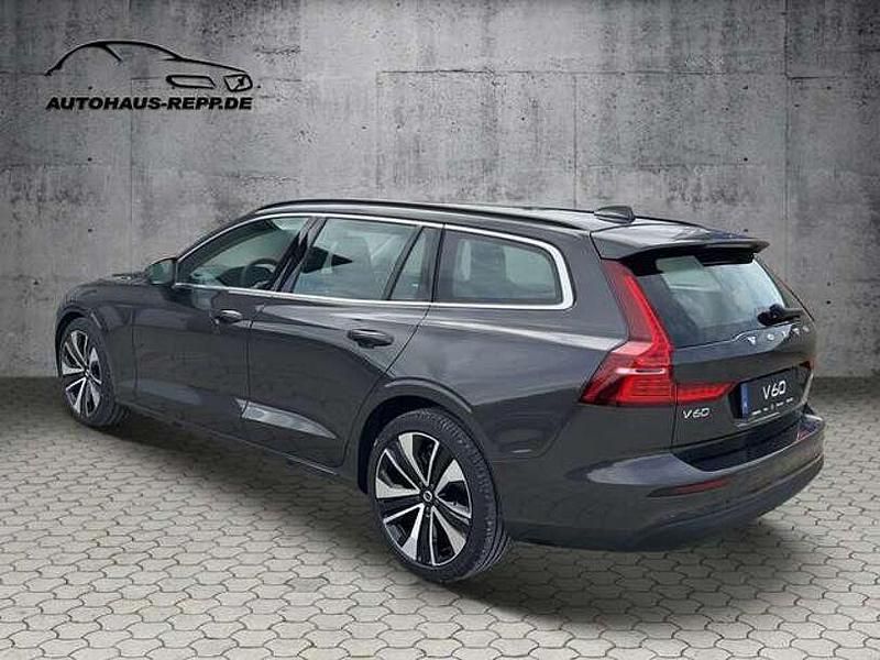 Gebraucht Volvo V60 Core 197 PS (144 kW) 2023 Platinum grey Kombi