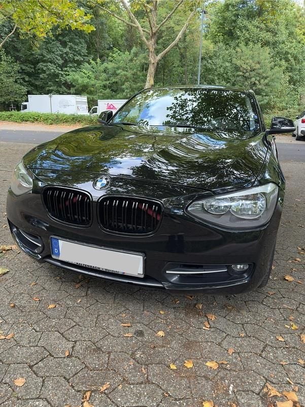 Schwarz Gebraucht 2012 BMW 120 Sport Line Kleinwagen | 7.999 € (Fairer Preis) - Bild 1/4