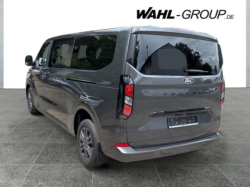 Neu Ford Tourneo Titanium 170 PS (125 kW) 2025 Magneticgrau (metallic) Kombi