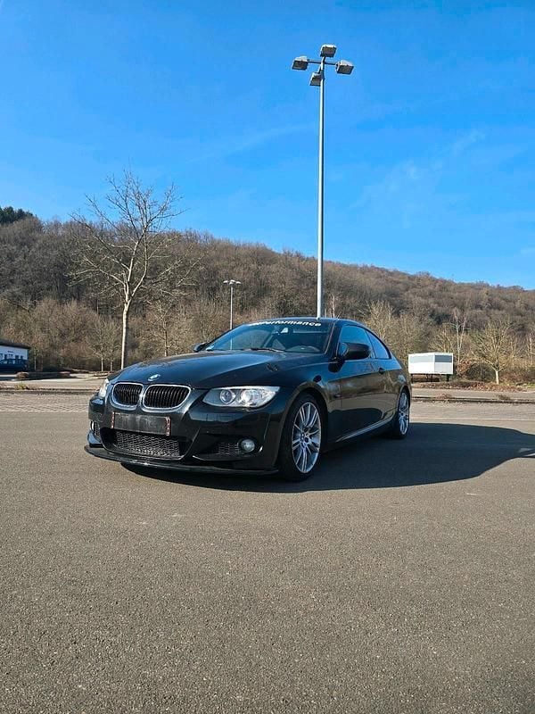Schwarz Gebraucht 2011 BMW 320 Coupé | 8.600 € (Fairer Preis) - Bild 1/4