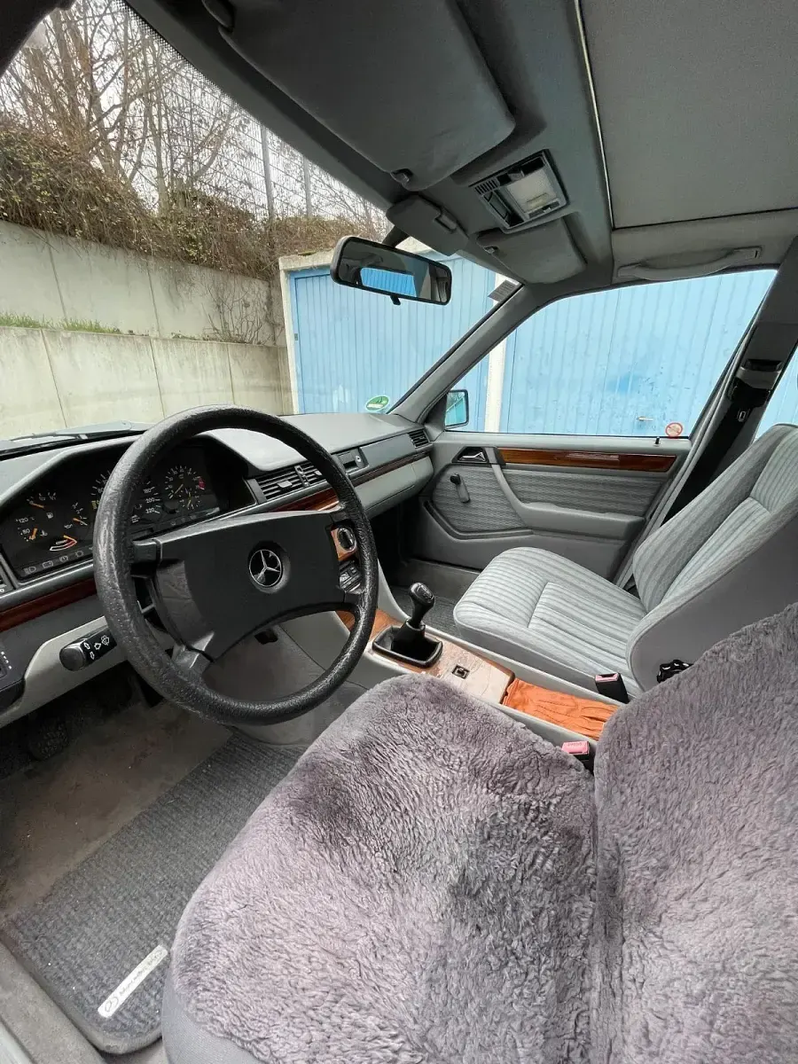 Gebraucht Mercedes 200 118 PS (86 kW) 1990 Grau Limousine