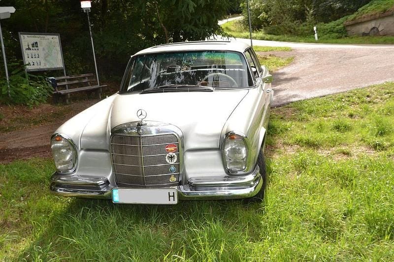 Silber Gebraucht 1967 Mercedes 250 SE Coupé | 62.450 € - Bild 1/4